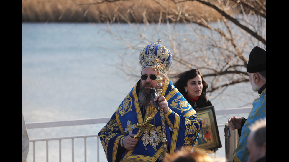 Смелчаци спасяваха Светия кръст във водоеми в цялата страна