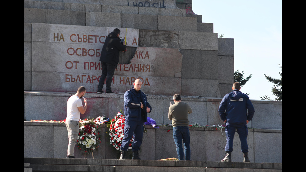 Разбиха плочата на Паметника на Съветската армия в София