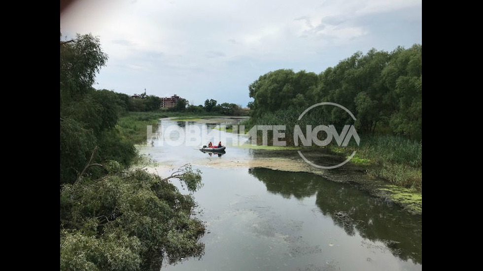 Разлив на нафта замърсява реката край село Ахелой