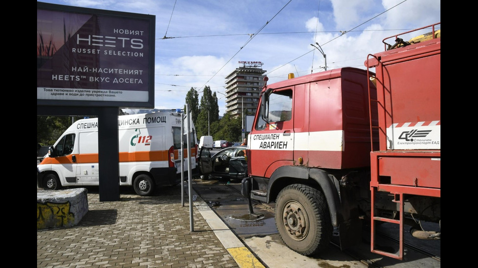 Лек автомобил и линейка катастрофираха в центъра на София