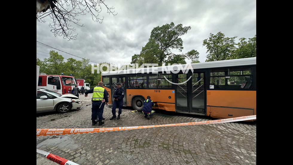 Кола блъсна пешеходец, докато се качвал в автобус на градския транспорт в София