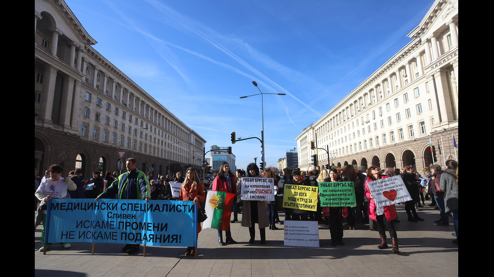 Медици пренощуваха пред МС, искат среща с Борисов