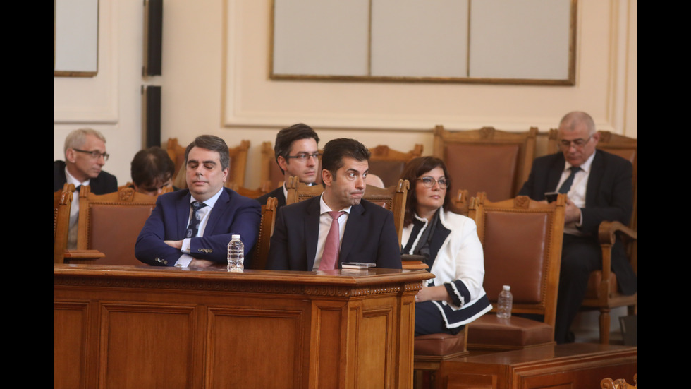 Депутатите обсъждат отстраняването на председателя на парламента