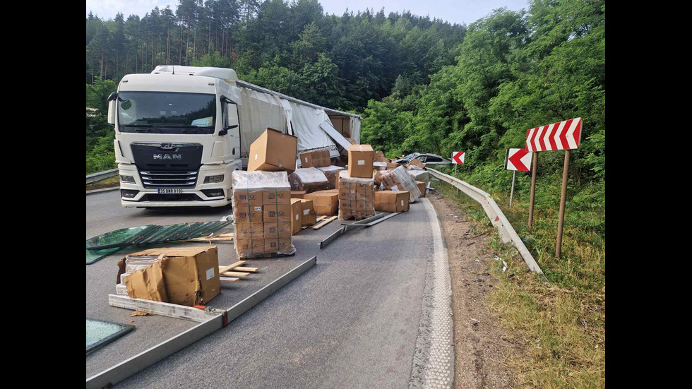 Тир изсипа товара си върху джип в Прохода на Републиката