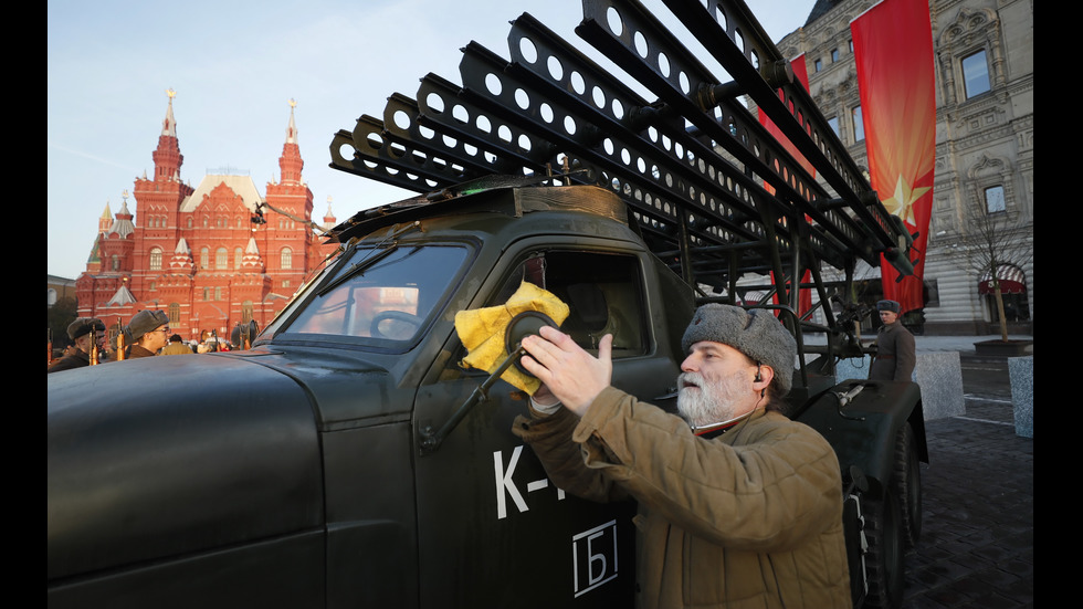 ВОЕНЕН ПАРАД В МОСКВА: Историческа възстановка на Червения площад