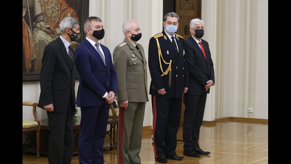 Президентът удостои с държавни отличия огнеборци