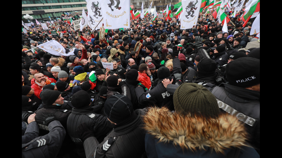 "Възраждане" организира протест срещу зеления сертификат, докараха водно оръдие пред НС