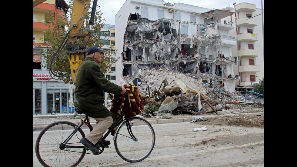 Албания руши сгради заради силното земетресение