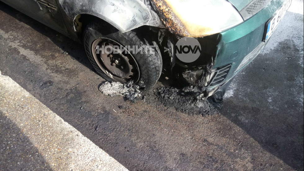 Няколко коли изгоряха във варненски квартал