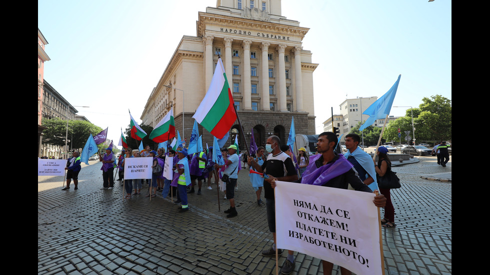 Протест на „Автомагистрали-Черно море“ блокира булеварда пред МС
