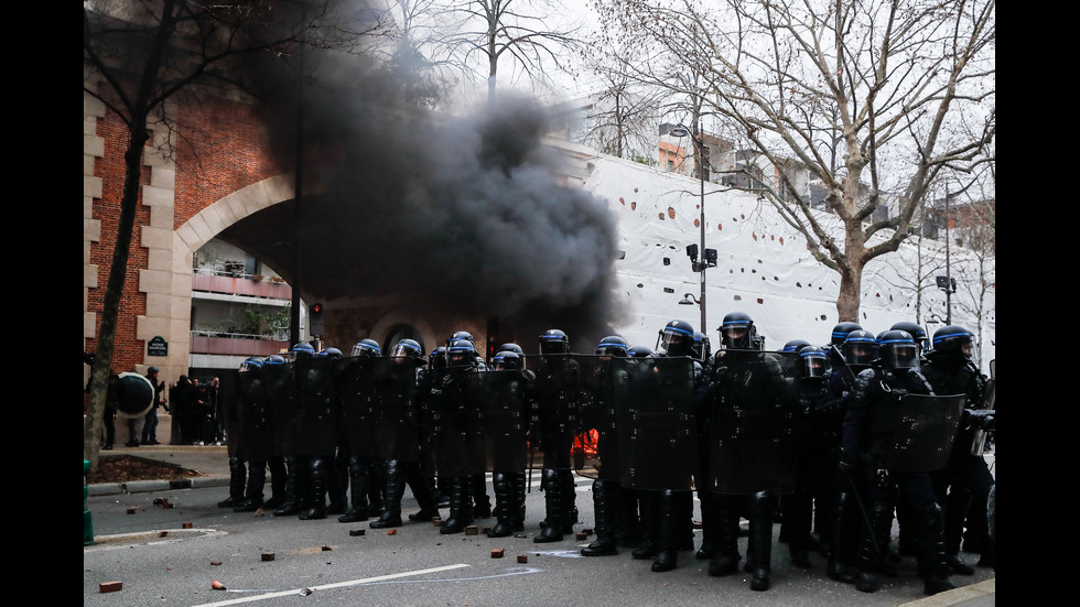 Отново сблъсъци на протестите в Париж