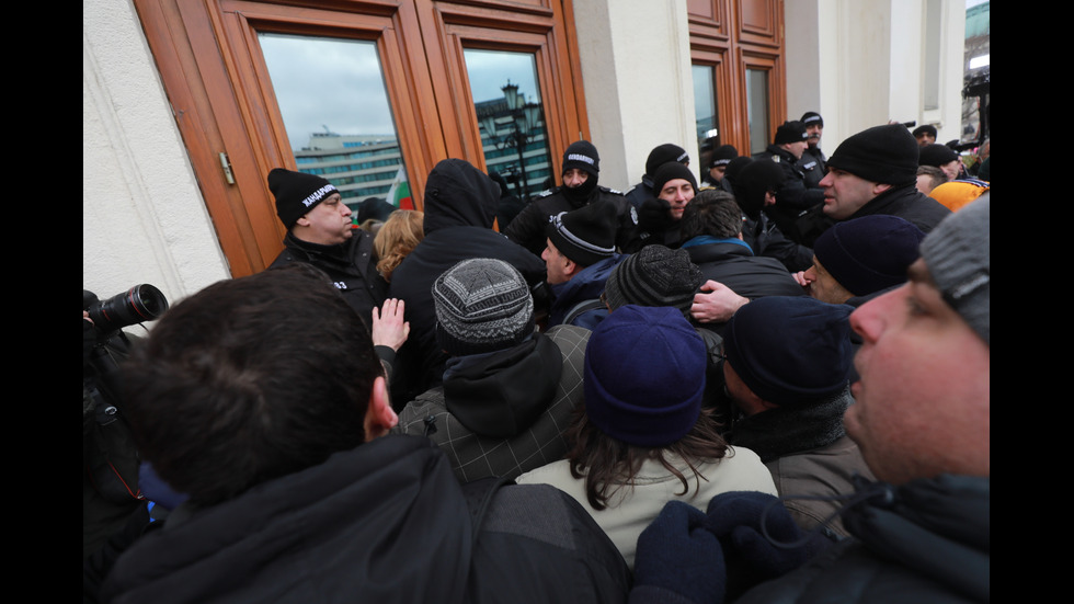 "Възраждане" организира протест срещу зеления сертификат, докараха водно оръдие пред НС