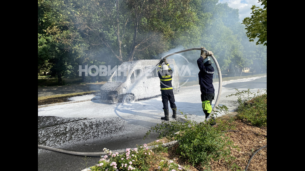 Микробус с пътници се запали в движение