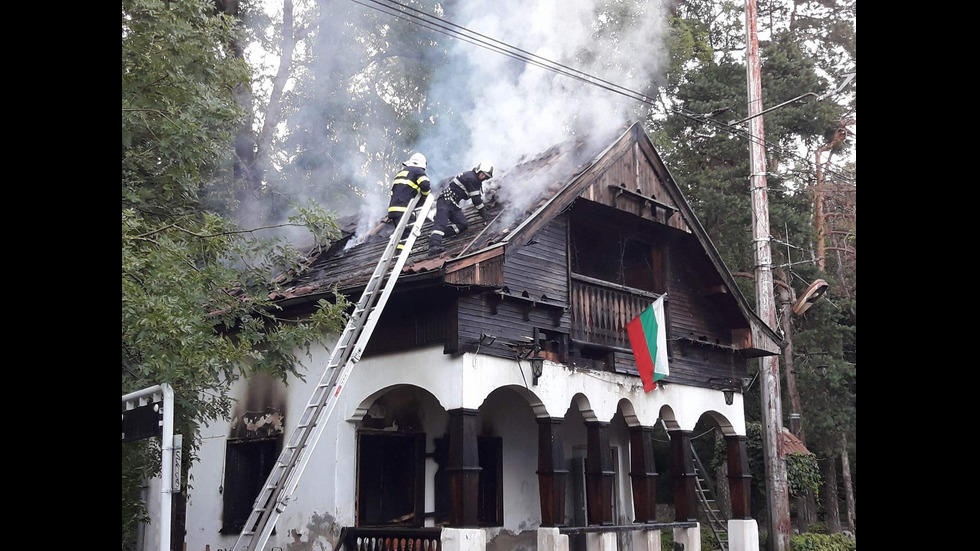 Запали се покрива на къщичката на спирка "Вишнева"