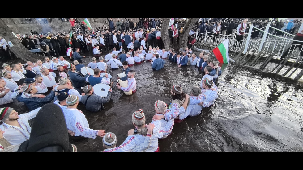 Мъжкото хоро се изви в река Тунджа