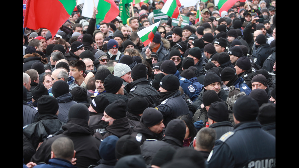 "Възраждане" организира протест срещу зеления сертификат, докараха водно оръдие пред НС