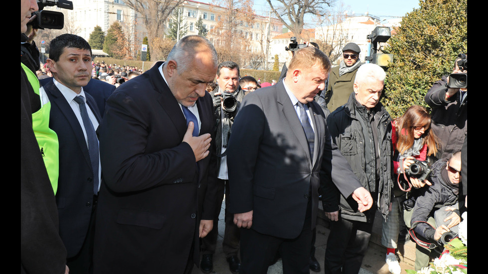 Борисов, Каракачанов и Сидеров поднасят цветя пред паметника на Левски