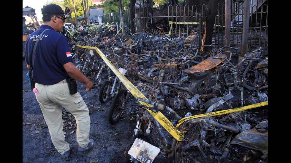 Поне двама са убити, а 13 ранени при атентати срещу църкви в Индонезия