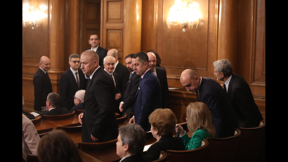 Парламентът решава дали да подкрепи проектокабинета "Габровски"