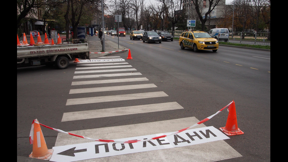 Надписи „Погледни” подсещат пешеходците във Варна да се огледат