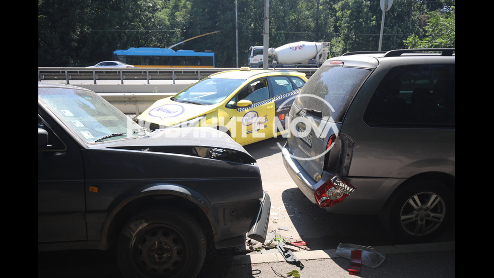 Такси помете четири коли в локалното на "Цариградско шосе"