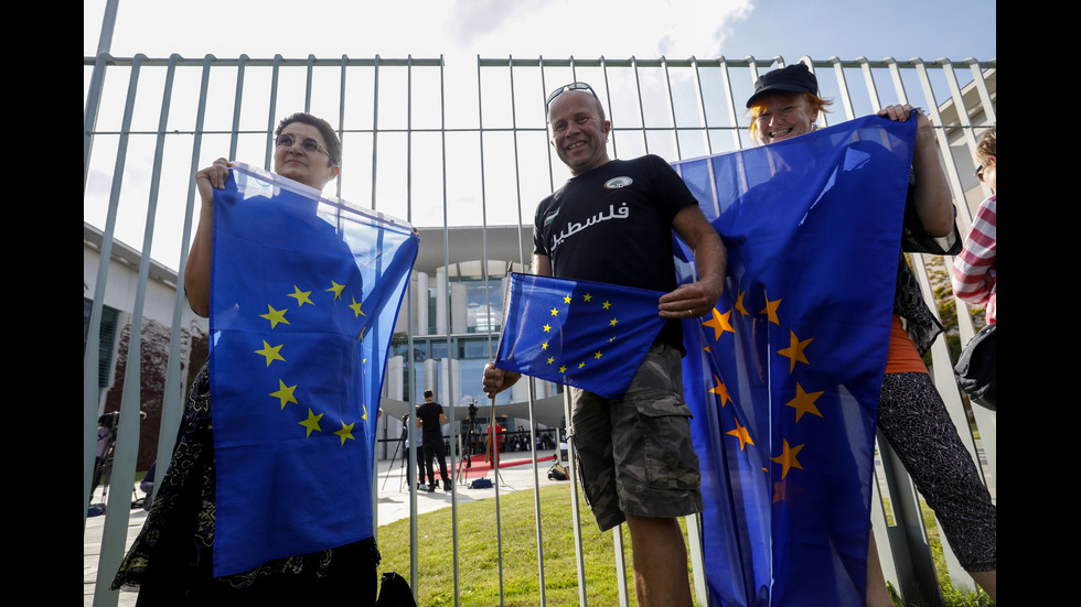 Посрещнаха Борис Джонсън в Германия с протести срещу Brexit