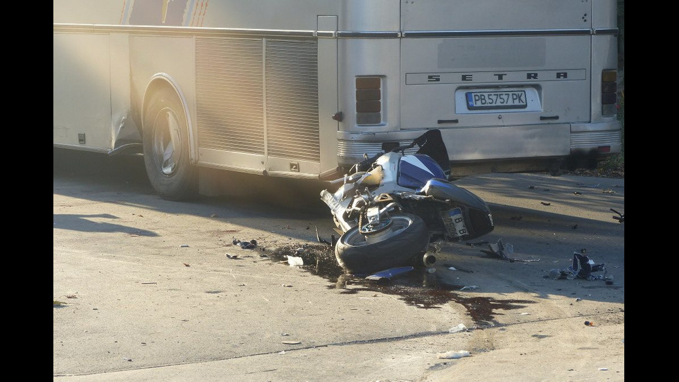 Мотор и автобус се удариха в Стамболийски