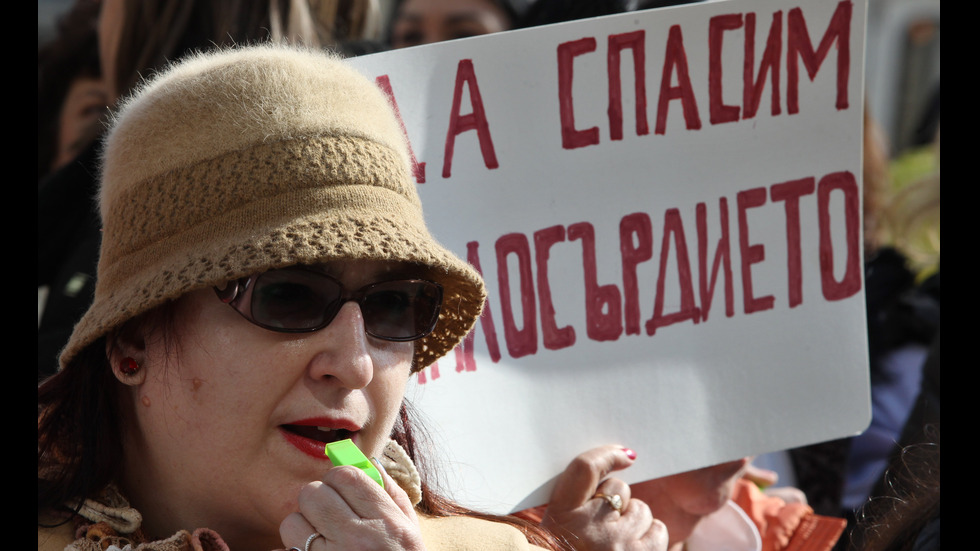 Протест на медицински сестри пред Министерството на здравеопазването