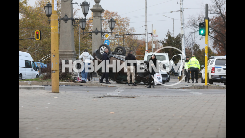 Кола се обърна по таван на "Орлов мост"
