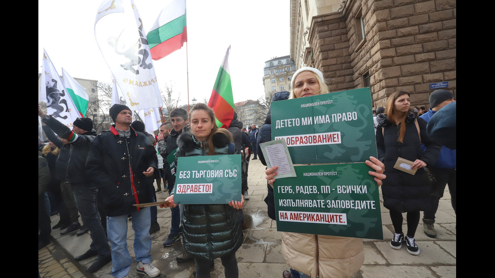 Протест срещу антиCOVID мерките в центъра на София, премиерът отиде при демонстрантите