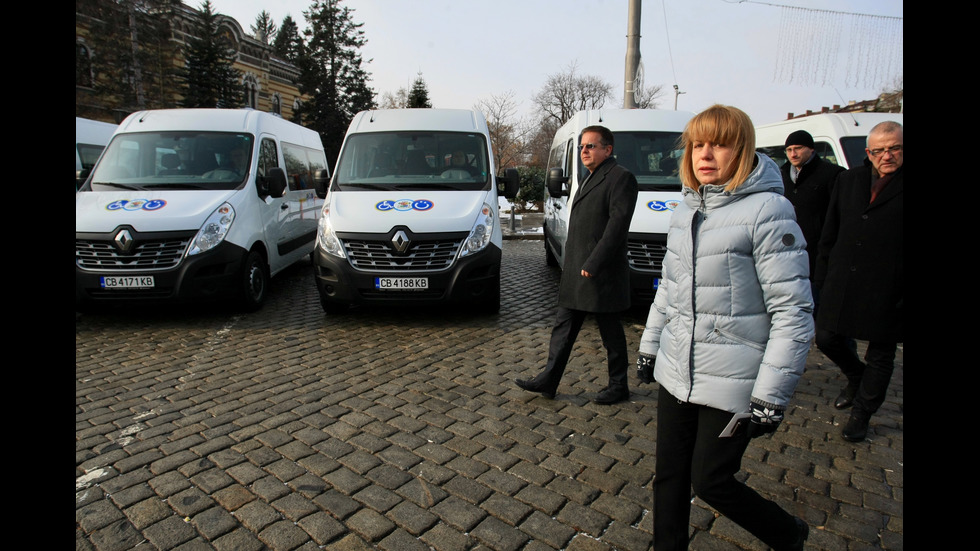 Представиха новите микробуси за превоз на трудноподвижни хора в София