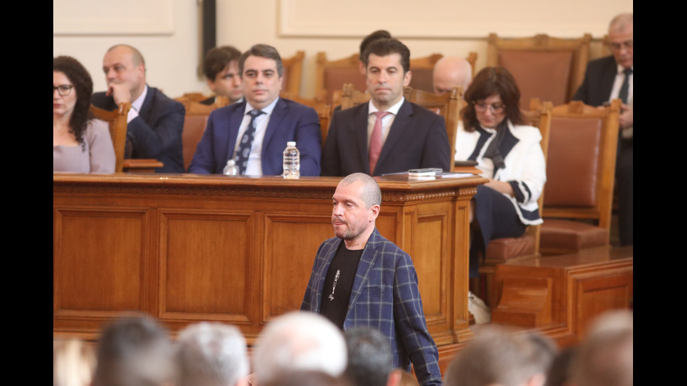 Депутатите обсъждат отстраняването на председателя на парламента