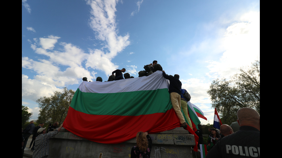 Сблъсъци белязаха протеста край Паметника на Съветската армия