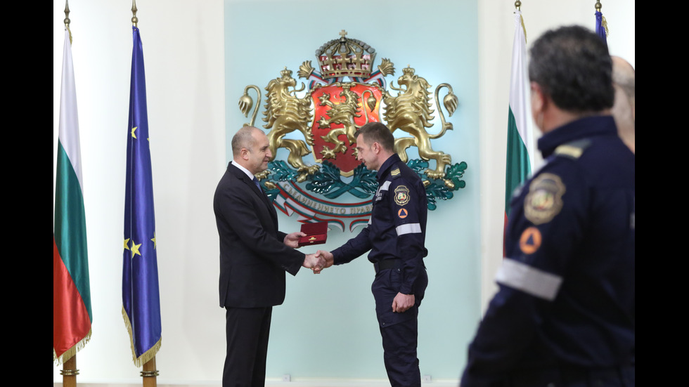 Президентът удостои с държавни отличия огнеборци