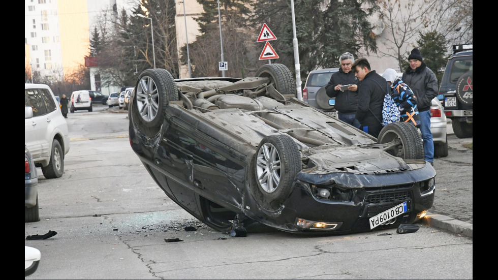 Кола се обърна по таван при катастрофа в София (СНИМКИ)