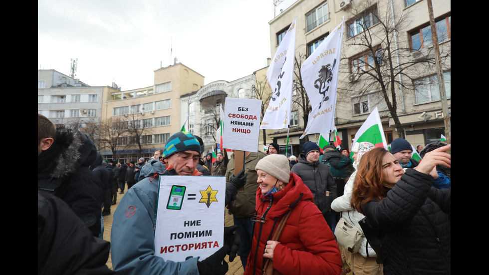 "Възраждане" организира протест срещу зеления сертификат, докараха водно оръдие пред НС