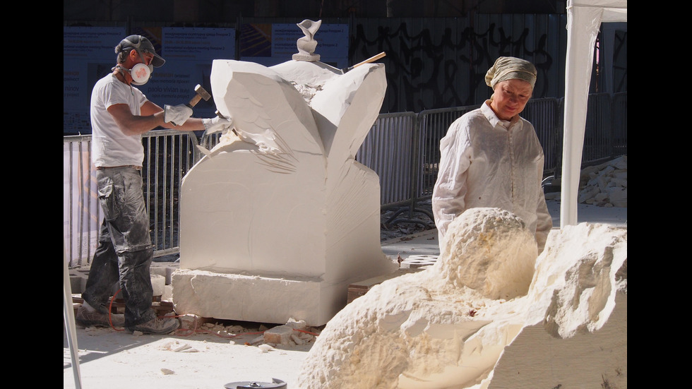 Творци ваят скулптури от камък в Морската градина