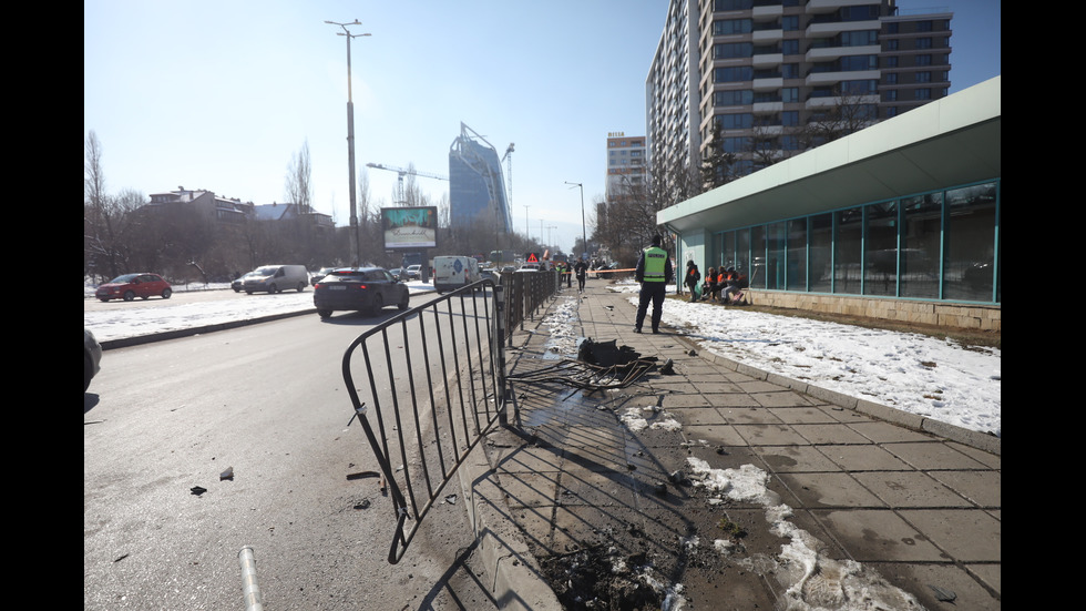 Кола се вряза в автобусна спирка в София, има ранени