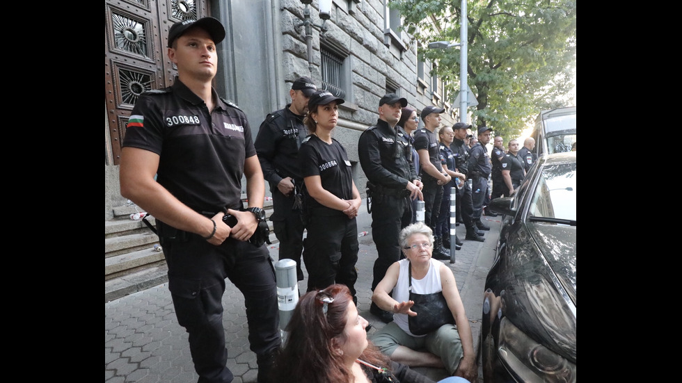 Протестиращи пред НС в подкрепа на майки от "Системата ни убива"