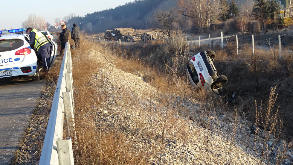 Двама гърци с кола под наем катастрофираха на АМ „Струма”