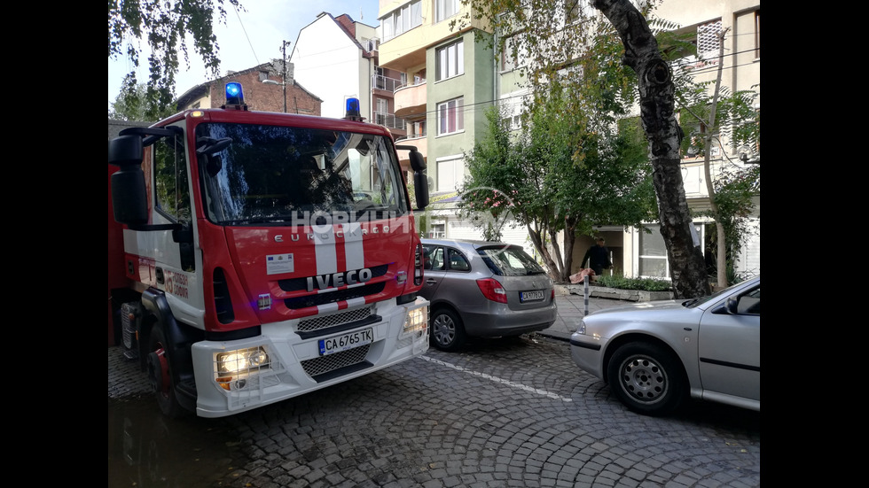Кола се запали в подземен паркинг в София