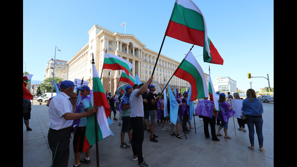 Протест на „Автомагистрали-Черно море“ блокира булеварда пред МС