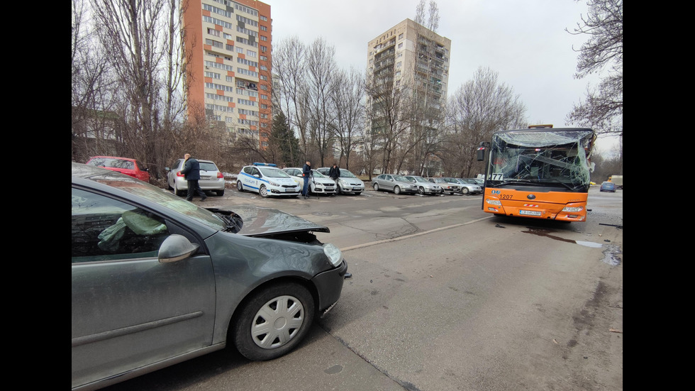 Двама пострадаха при катастрофа с автобус в София