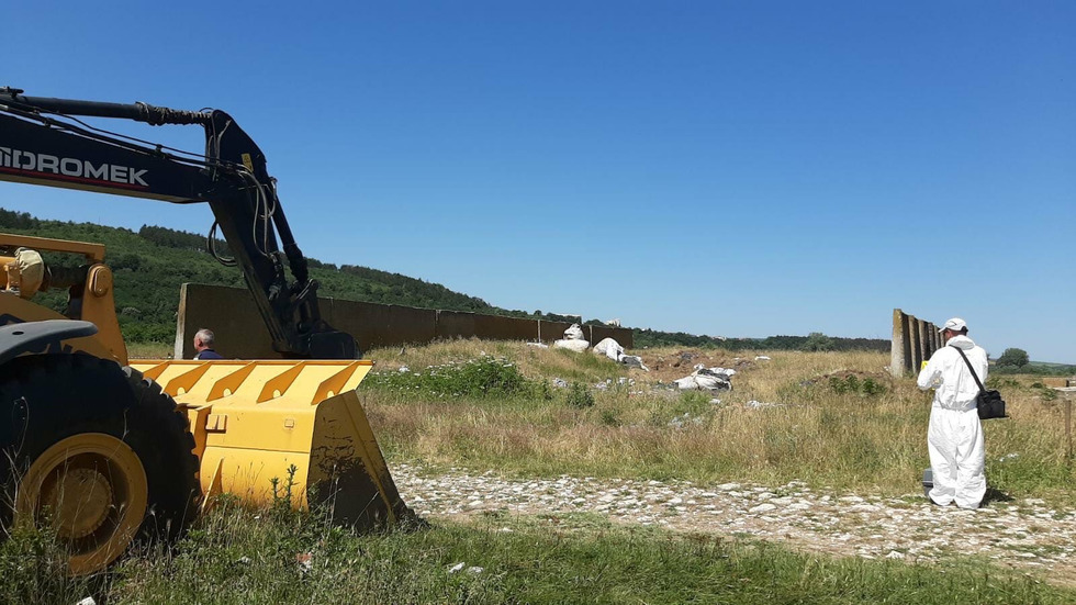 Прокуратурата: Отпадъците край Червен бряг са опасни