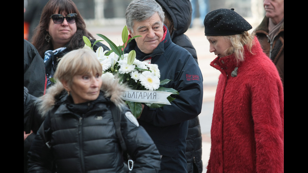 Поклонението пред Ламбо в Народния театър