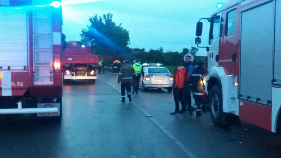 Пътнически автобус се сблъска с тир, падна в дере