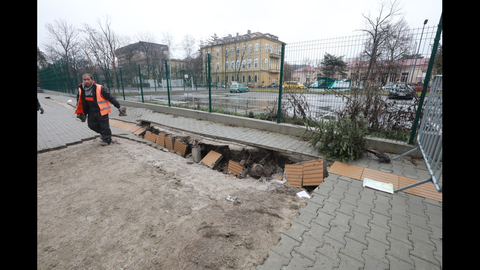 Пропадна тротоар в центъра на София