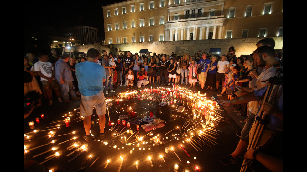 Бдение в памет на жертвите от пожарите в Атина