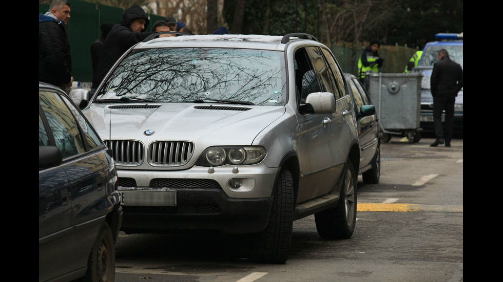 Простреляха мъж в колата му в София