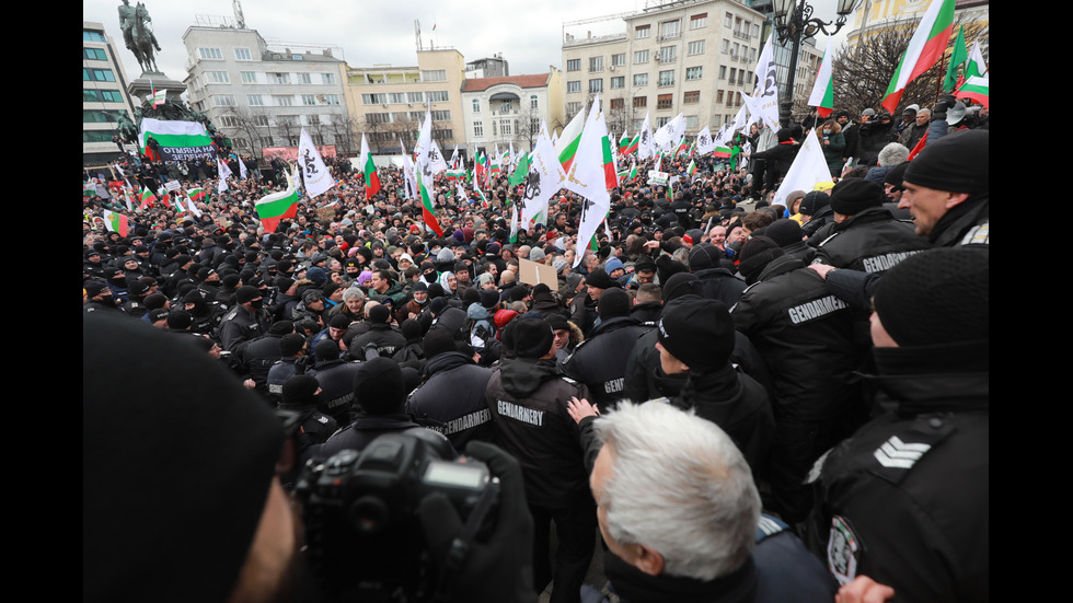 "Възраждане" организира протест срещу зеления сертификат, докараха водно оръдие пред НС